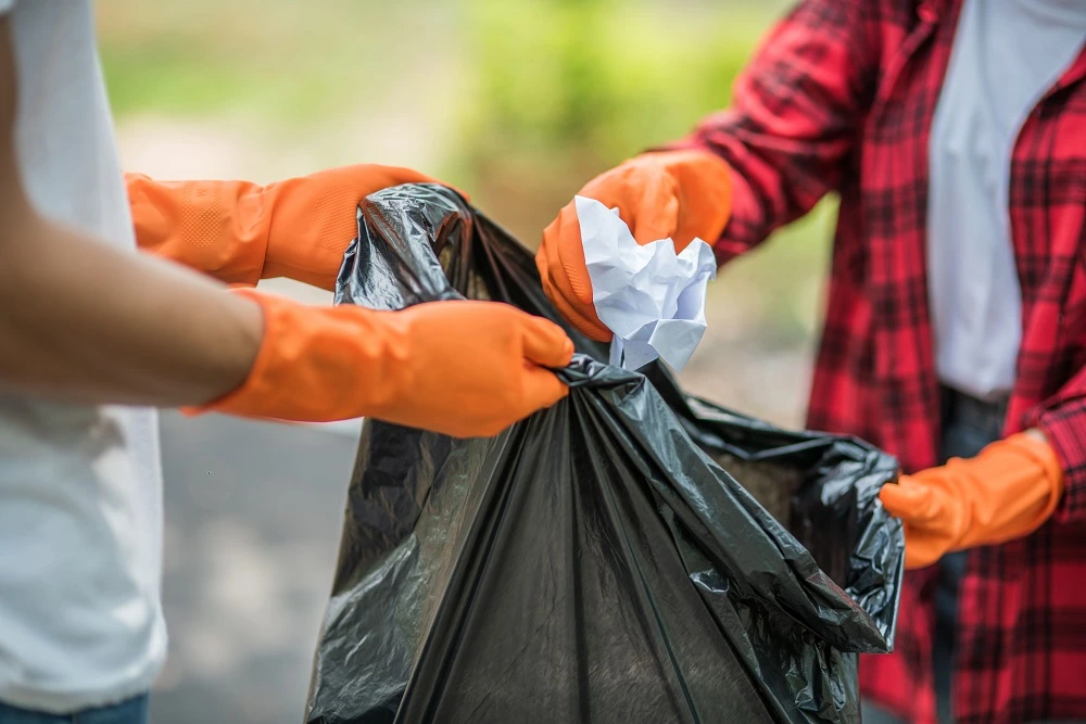 men-women-help-each-other-collect-garbage (2)